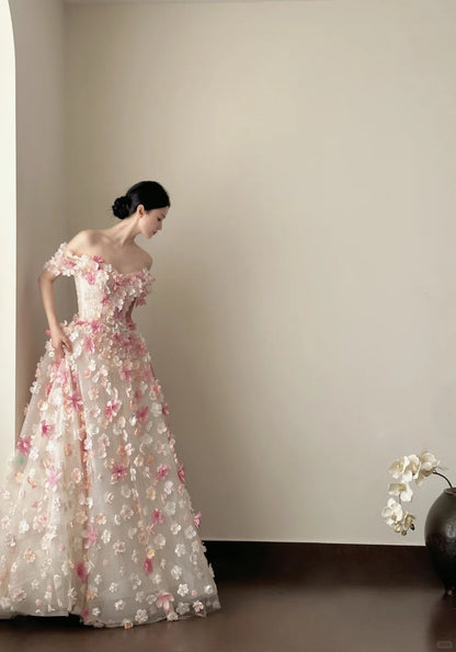 Süßes rosa-weißes, schulterfreies Ballkleid mit 3D-Blumen aus Tüll für Hochzeiten P4023