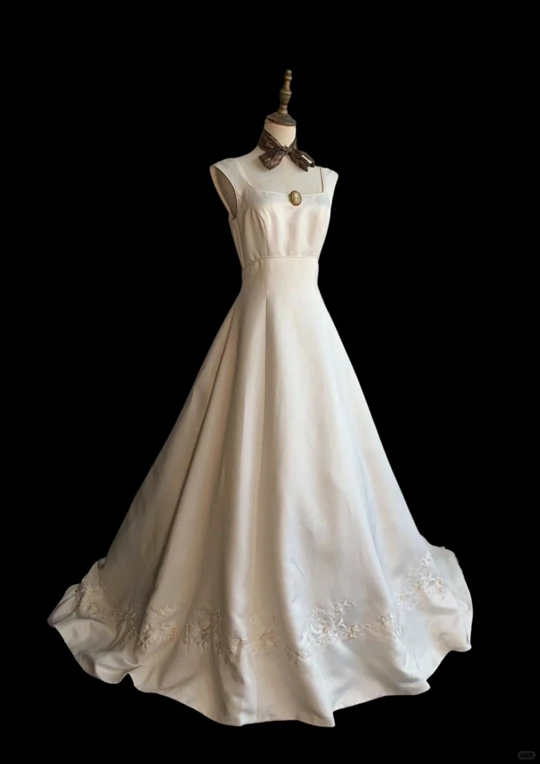 Vintage Elegant Ivory Square Neck Embroidered Satin Train Prom Dress Wedding Dress P4232