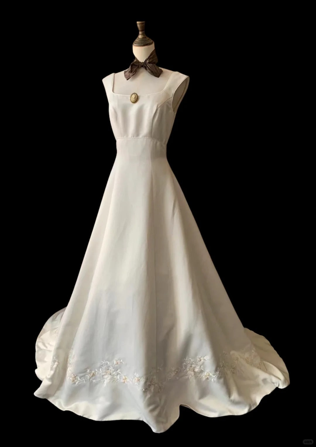 Vintage Elegant Ivory Square Neck Embroidered Satin Train Prom Dress Wedding Dress P4232