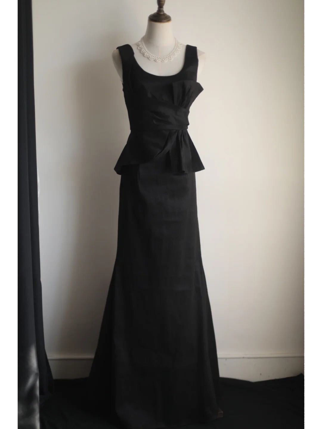 Elegantes schwarzes plissiertes U-Boot-Ausschnitt Meerjungfrauen-Abendkleid aus Satin P4234