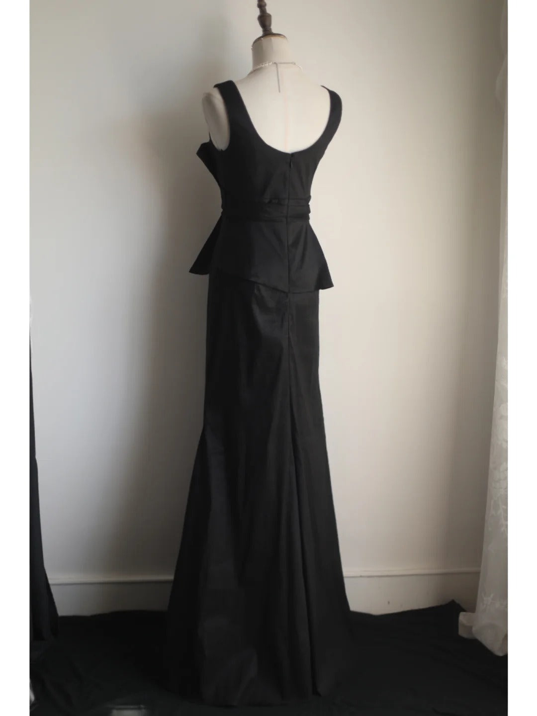Elegantes schwarzes plissiertes U-Boot-Ausschnitt Meerjungfrauen-Abendkleid aus Satin P4234