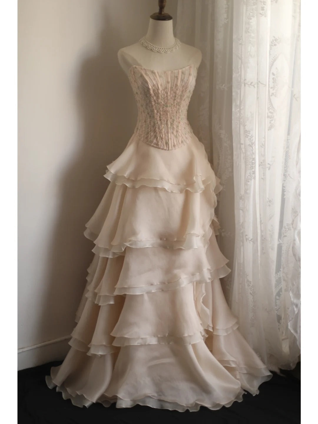 Süßes rosafarbenes trägerloses A-Linien-Abendkleid aus Chiffon mit Perlen und Stufen P4235