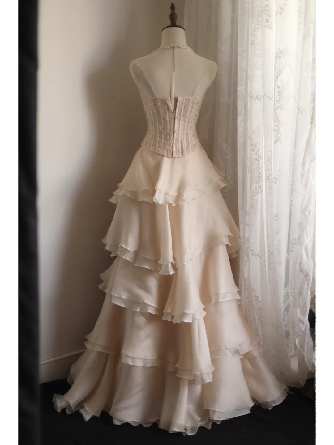 Süßes rosafarbenes trägerloses A-Linien-Abendkleid aus Chiffon mit Perlen und Stufen P4235