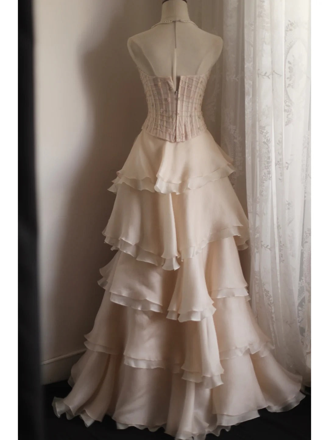 Süßes rosafarbenes trägerloses A-Linien-Abendkleid aus Chiffon mit Perlen und Stufen P4235