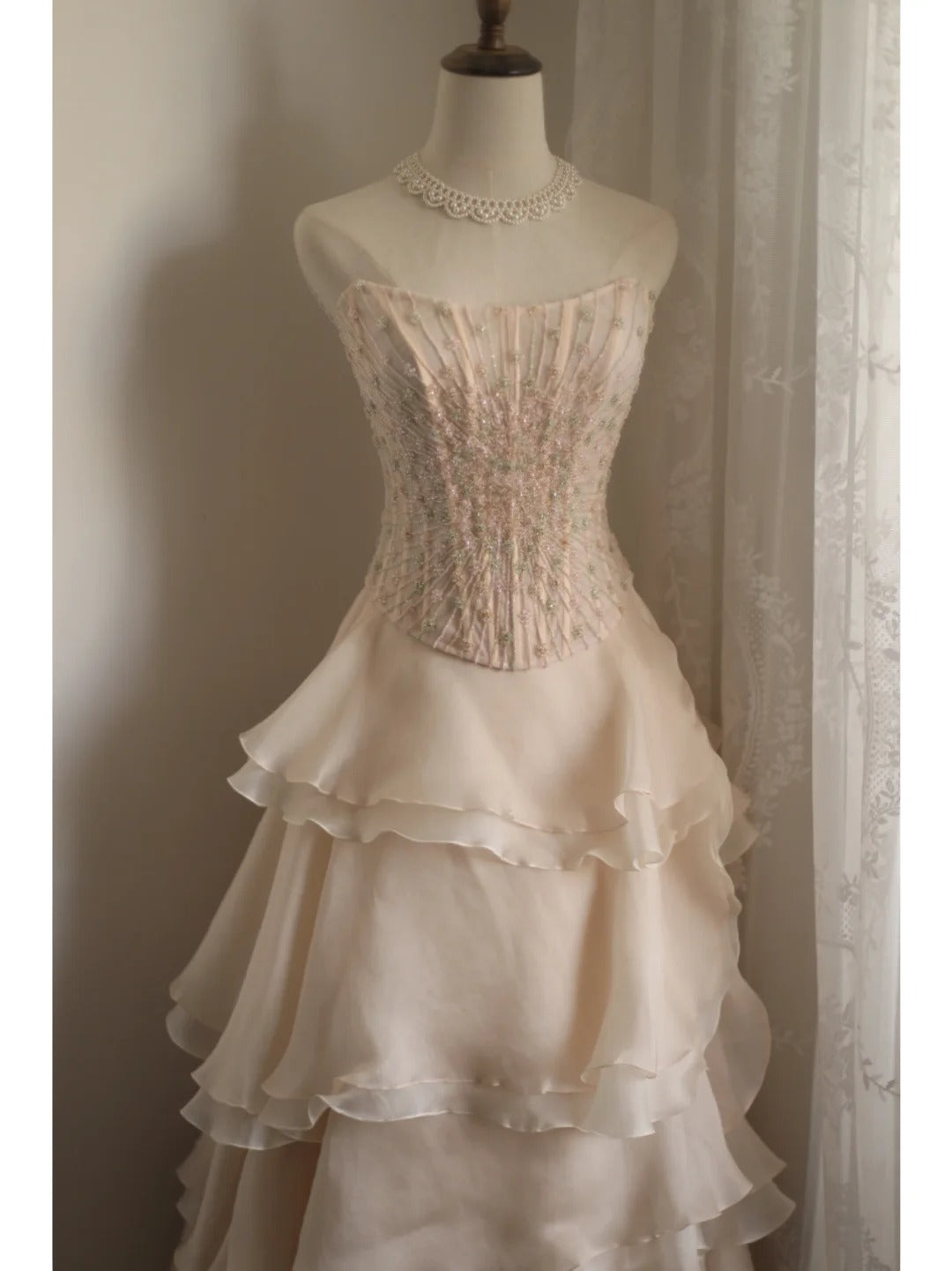 Süßes rosafarbenes trägerloses A-Linien-Abendkleid aus Chiffon mit Perlen und Stufen P4235