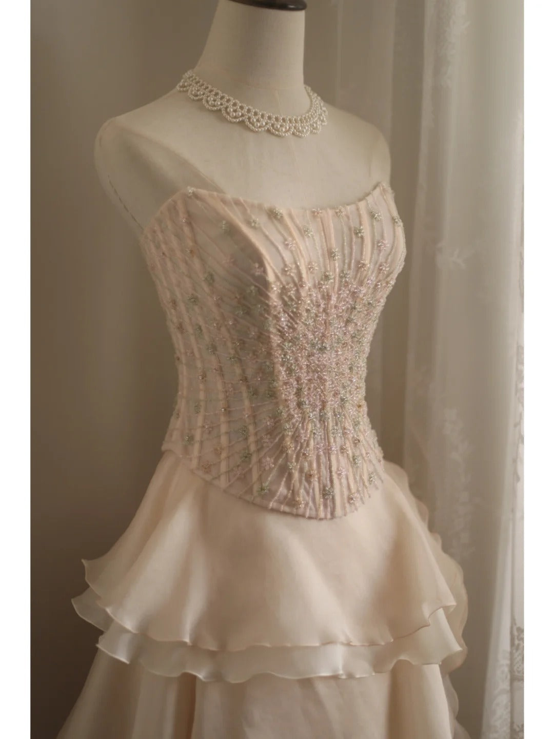 Süßes rosafarbenes trägerloses A-Linien-Abendkleid aus Chiffon mit Perlen und Stufen P4235