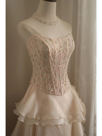 Süßes rosafarbenes trägerloses A-Linien-Abendkleid aus Chiffon mit Perlen und Stufen P4235