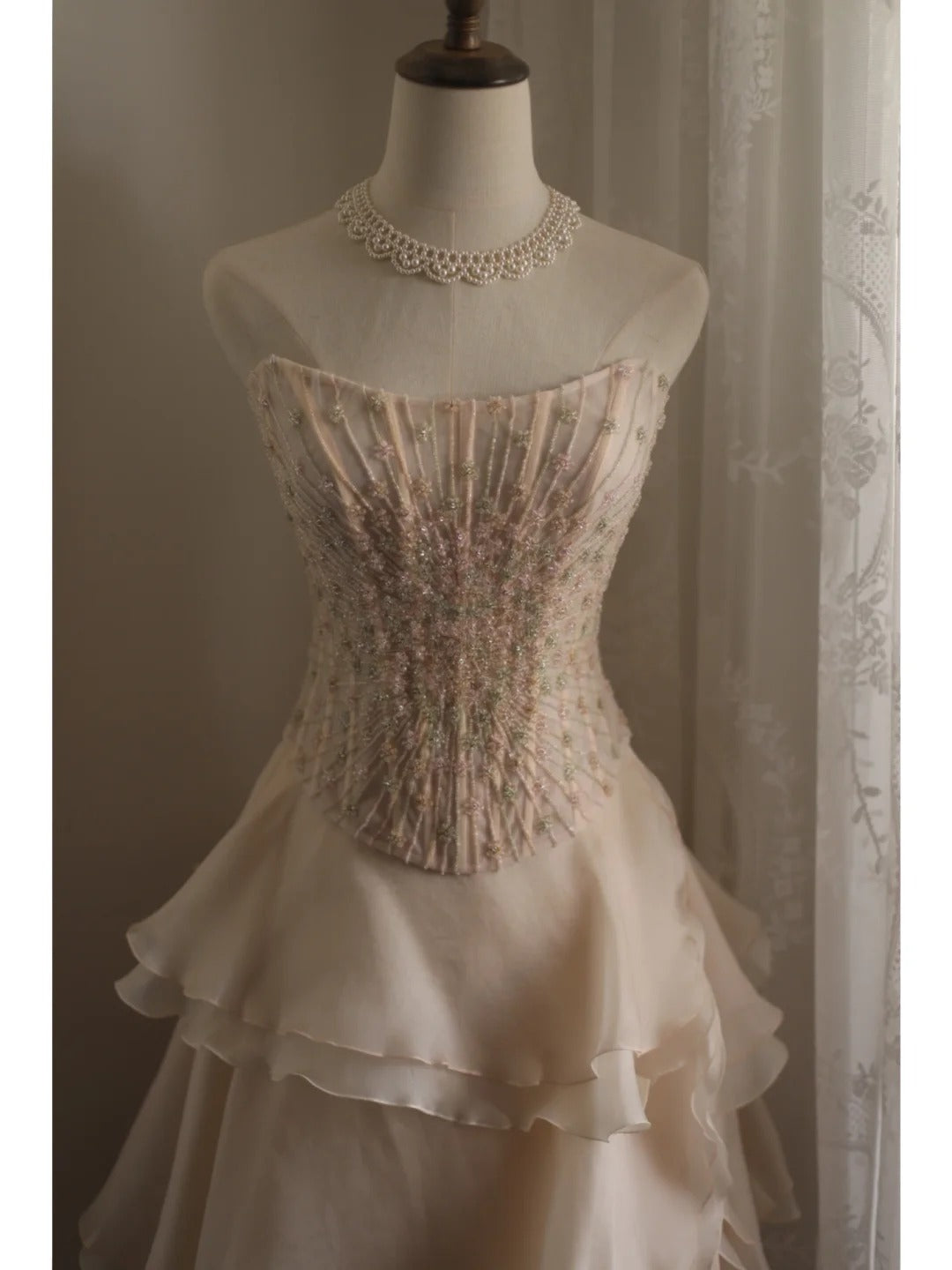 Süßes rosafarbenes trägerloses A-Linien-Abendkleid aus Chiffon mit Perlen und Stufen P4235