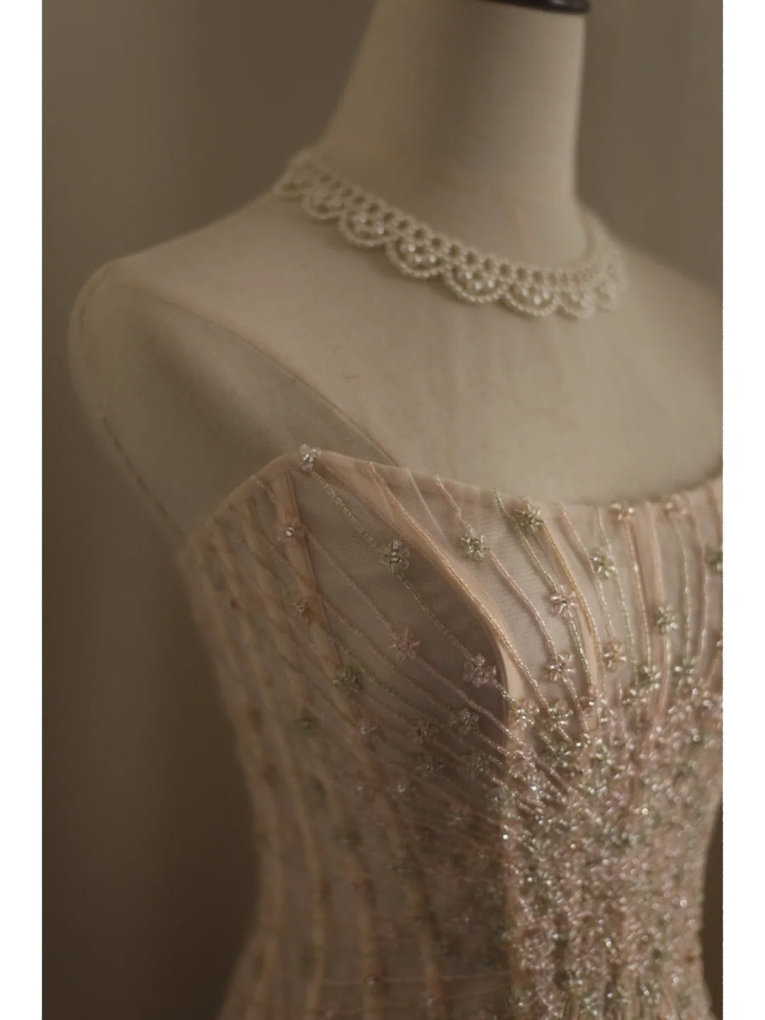 Süßes rosafarbenes trägerloses A-Linien-Abendkleid aus Chiffon mit Perlen und Stufen P4235