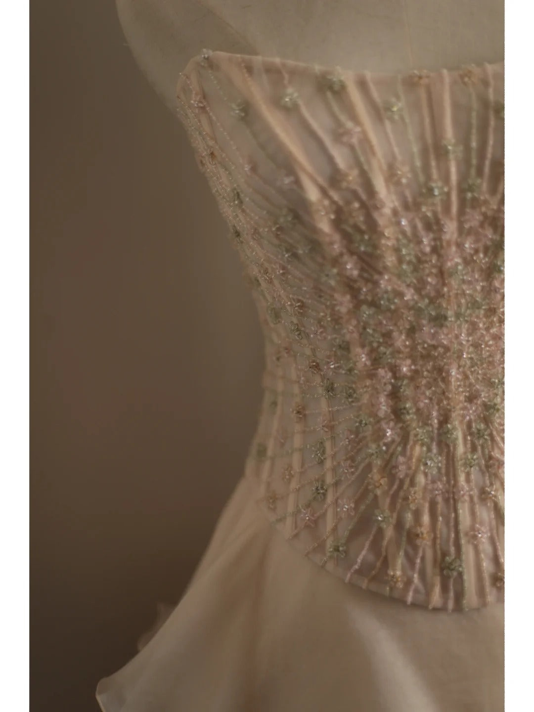 Süßes rosafarbenes trägerloses A-Linien-Abendkleid aus Chiffon mit Perlen und Stufen P4235