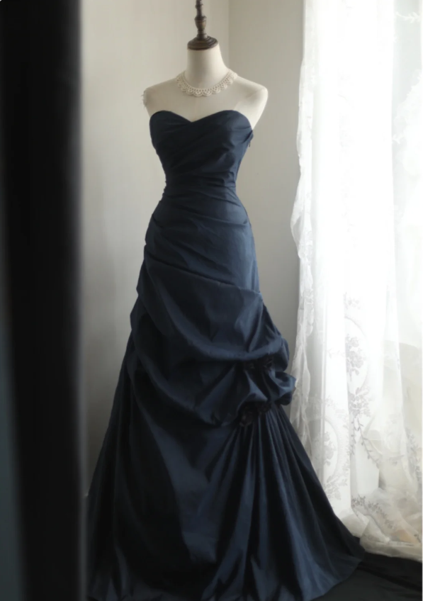 Elegantes marineblaues Meerjungfrau-Abendkleid aus plissiertem Satin P4236