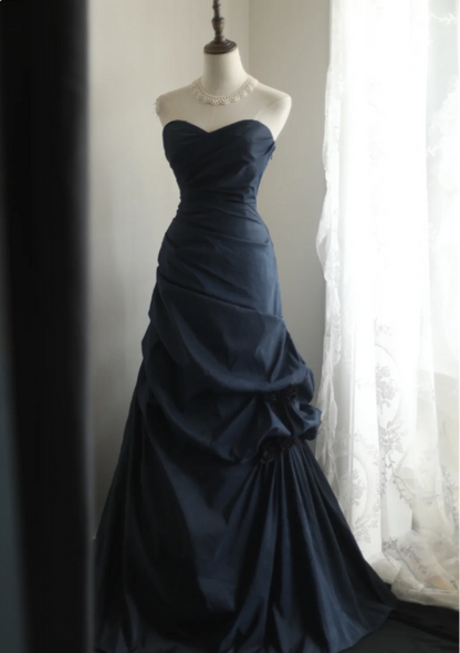 Elegantes marineblaues Meerjungfrau-Abendkleid aus plissiertem Satin P4236