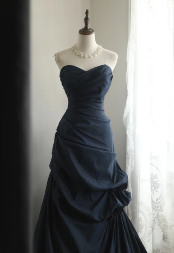 Elegantes marineblaues Meerjungfrau-Abendkleid aus plissiertem Satin P4236