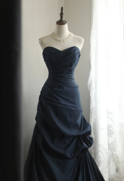 Elegantes marineblaues Meerjungfrau-Abendkleid aus plissiertem Satin P4236