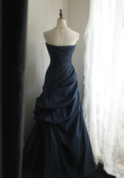 Elegantes marineblaues Meerjungfrau-Abendkleid aus plissiertem Satin P4236
