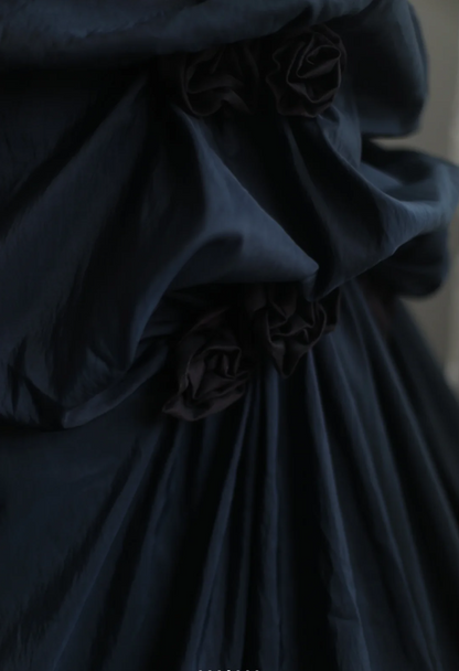 Elegantes marineblaues Meerjungfrau-Abendkleid aus plissiertem Satin P4236