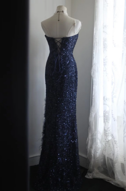 Elegantes marineblaues Meerjungfrauen-Abendkleid mit herzförmigem Ausschnitt, Federn und Pailletten P4239