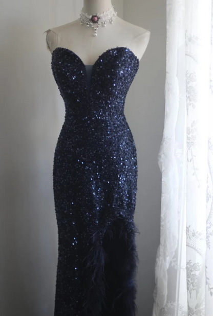 Elegantes marineblaues Meerjungfrauen-Abendkleid mit herzförmigem Ausschnitt, Federn und Pailletten P4239