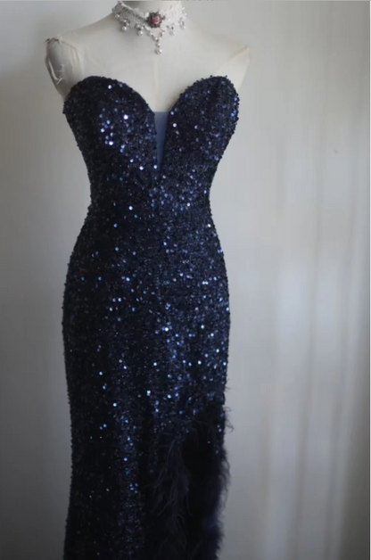 Elegantes marineblaues Meerjungfrauen-Abendkleid mit herzförmigem Ausschnitt, Federn und Pailletten P4239