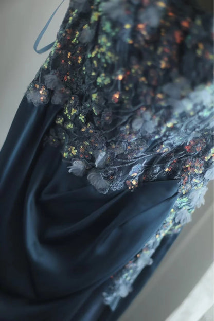 Wunderschönes blaues schulterfreies, paillettenbesetztes langes Ballkleid Abendkleid aus Satin mit 3D-Blumenmuster P4245