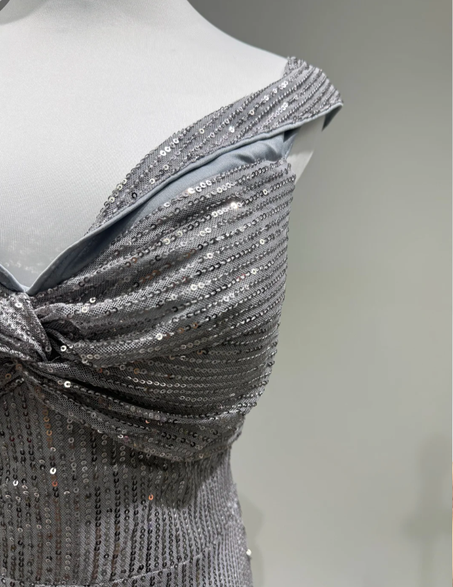 Elegantes graues Meerjungfrau-Abendkleid mit V-Ausschnitt und Pailletten, langes Ballkleid P4252