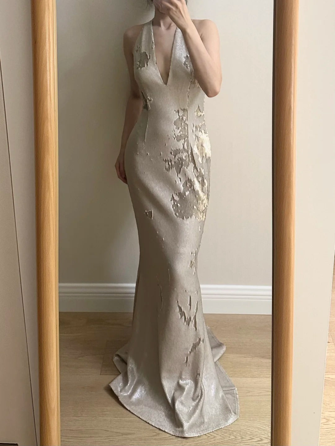 Elegantes Meerjungfrau-Abendkleid mit Neckholder, tiefem V-Ausschnitt und Pailletten P4255