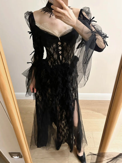 Dunkles Vintage Schwarzes Langarm-Abendkleid mit hohem Schlitz aus Spitze und Tüll P4257