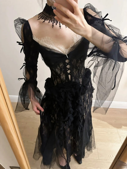 Dunkles Vintage Schwarzes Langarm-Abendkleid mit hohem Schlitz aus Spitze und Tüll P4257