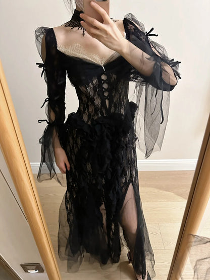 Dunkles Vintage Schwarzes Langarm-Abendkleid mit hohem Schlitz aus Spitze und Tüll P4257