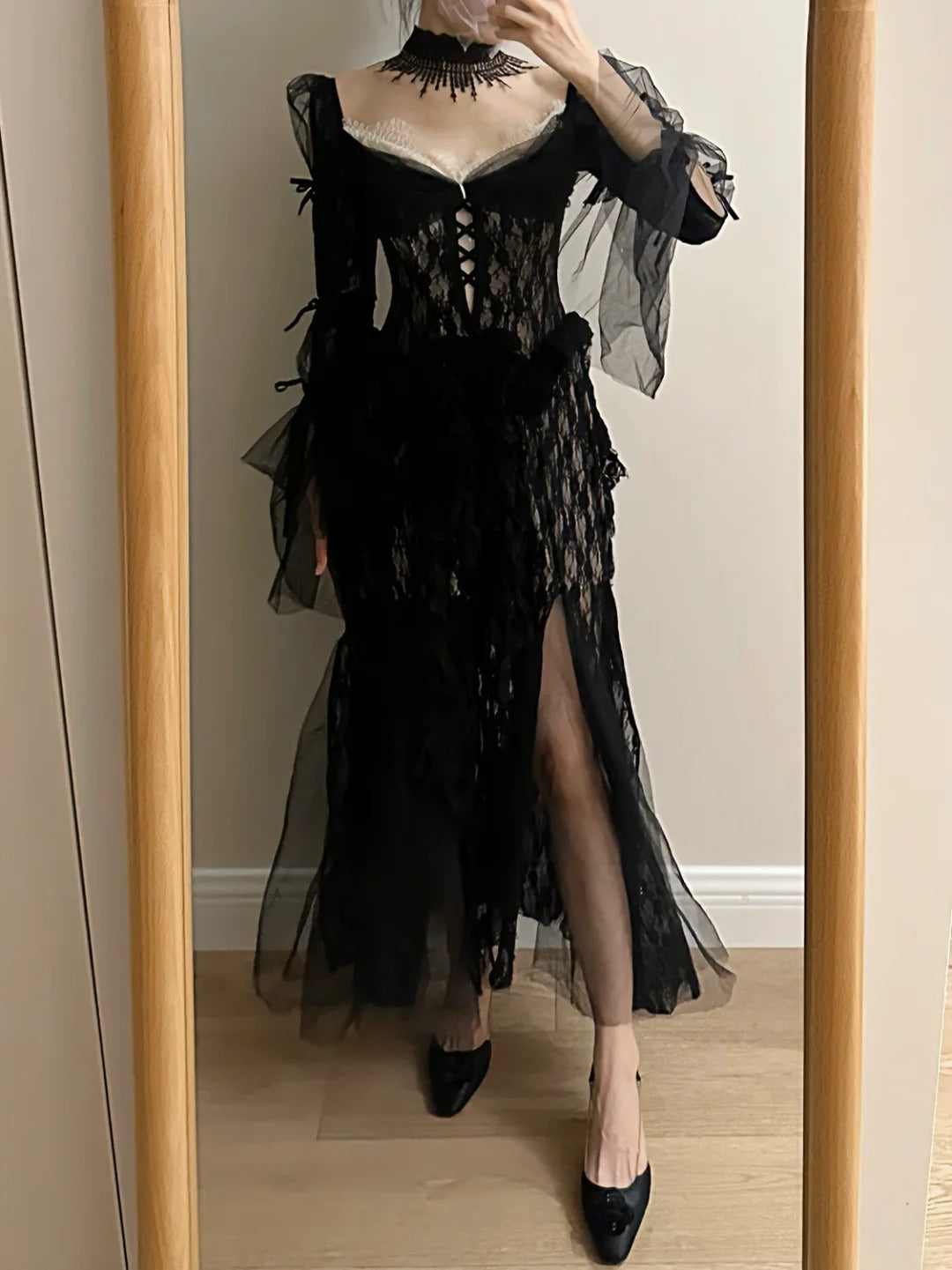 Dunkles Vintage Schwarzes Langarm-Abendkleid mit hohem Schlitz aus Spitze und Tüll P4257
