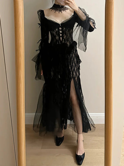 Dunkles Vintage Schwarzes Langarm-Abendkleid mit hohem Schlitz aus Spitze und Tüll P4257