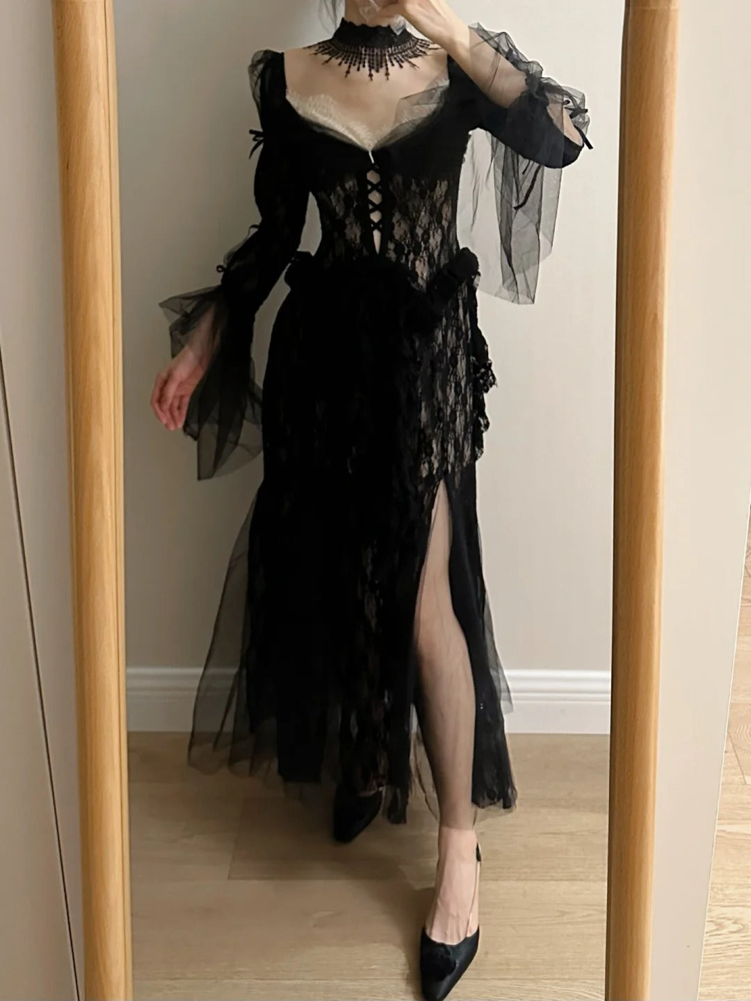 Dunkles Vintage Schwarzes Langarm-Abendkleid mit hohem Schlitz aus Spitze und Tüll P4257