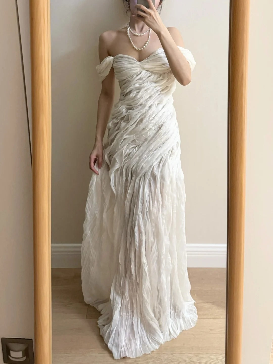 Elegantes elfenbeinfarbenes, plissiertes Satin-Maxikleid P4264