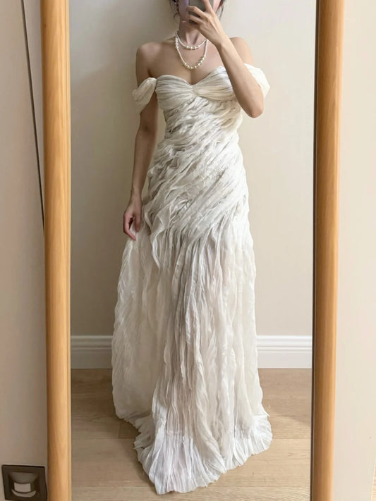 Elegantes elfenbeinfarbenes, plissiertes Satin-Maxikleid P4264