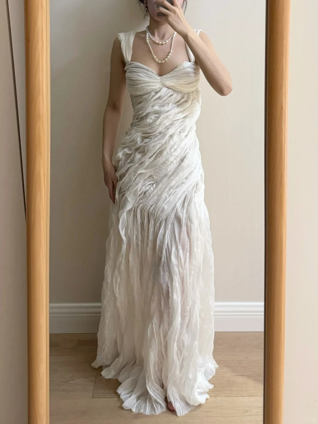 Elegantes elfenbeinfarbenes, plissiertes Satin-Maxikleid P4264