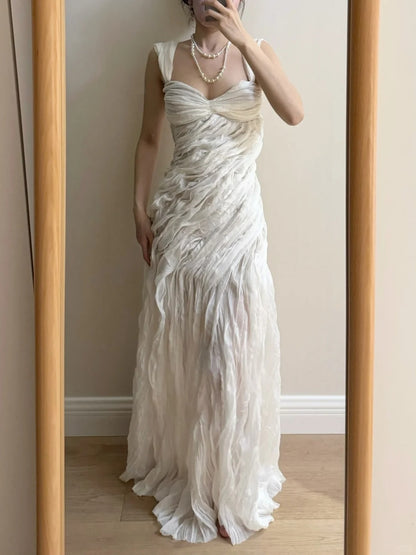 Elegantes elfenbeinfarbenes, plissiertes Satin-Maxikleid P4264
