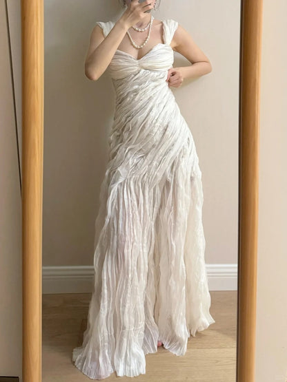 Elegantes elfenbeinfarbenes, plissiertes Satin-Maxikleid P4264
