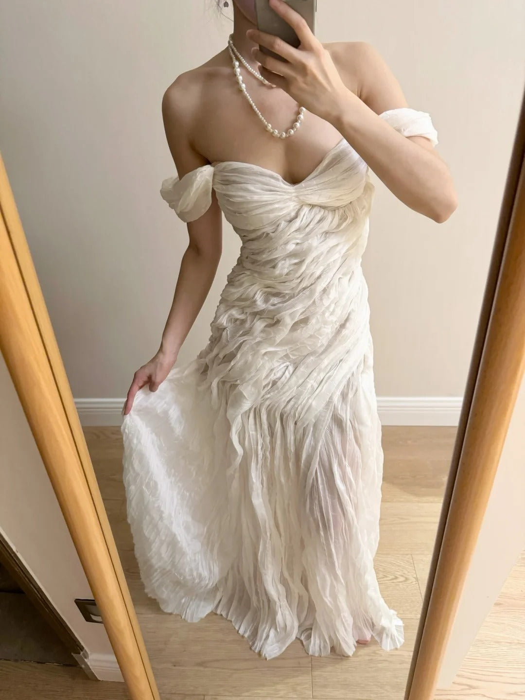 Elegantes elfenbeinfarbenes, plissiertes Satin-Maxikleid P4264