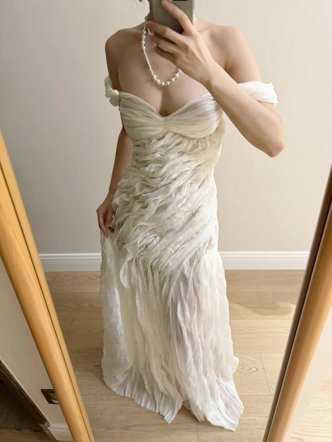 Elegantes elfenbeinfarbenes, plissiertes Satin-Maxikleid P4264