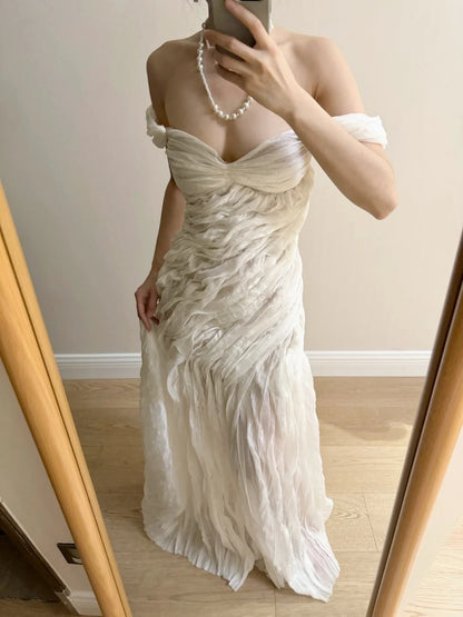 Elegantes elfenbeinfarbenes, plissiertes Satin-Maxikleid P4264