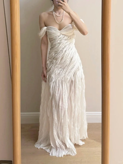 Elegantes elfenbeinfarbenes, plissiertes Satin-Maxikleid P4264