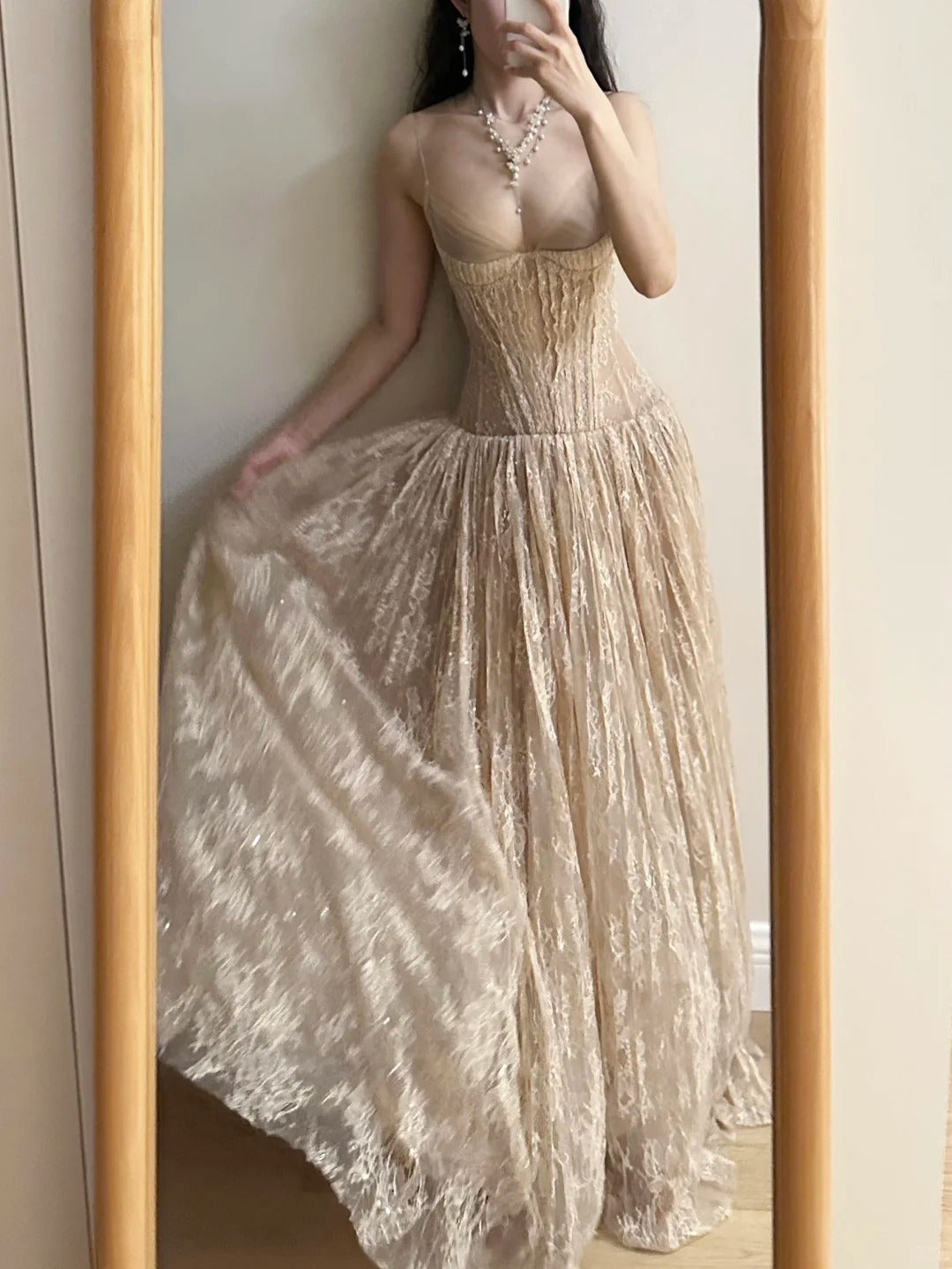 Élégante Robe de Bal Longue en Dentelle Abricot Nude Coupe Évasée avec Col Halter et Décolleté en V Profond Robe de Soirée Robe de Demoiselle d'honneur P4265
