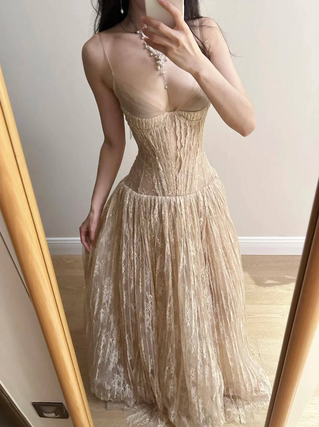 Élégante Robe de Bal Longue en Dentelle Abricot Nude Coupe Évasée avec Col Halter et Décolleté en V Profond Robe de Soirée Robe de Demoiselle d'honneur P4265