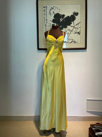 Robe de soirée longue de bal en satin jaune ajustée vintage à licou Robe de demoiselle d'honneur P4266