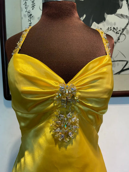 Robe de soirée longue de bal en satin jaune ajustée vintage à licou Robe de demoiselle d'honneur P4266