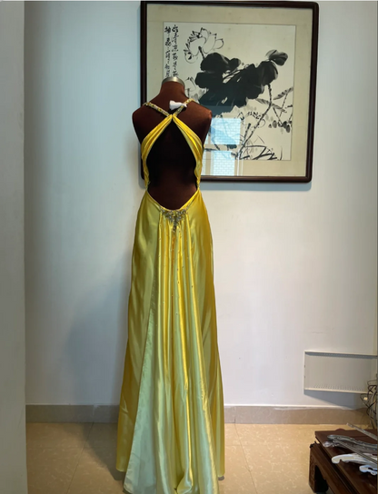 Robe de soirée longue de bal en satin jaune ajustée vintage à licou Robe de demoiselle d'honneur P4266