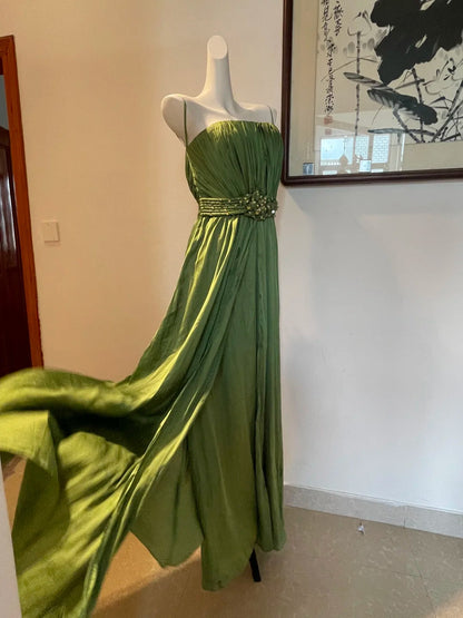 Élégante robe longue de bal, de soirée ou de demoiselle d'honneur en satin vert avec bretelles fines, plissée et ornée de perles, coupe évasée P4269