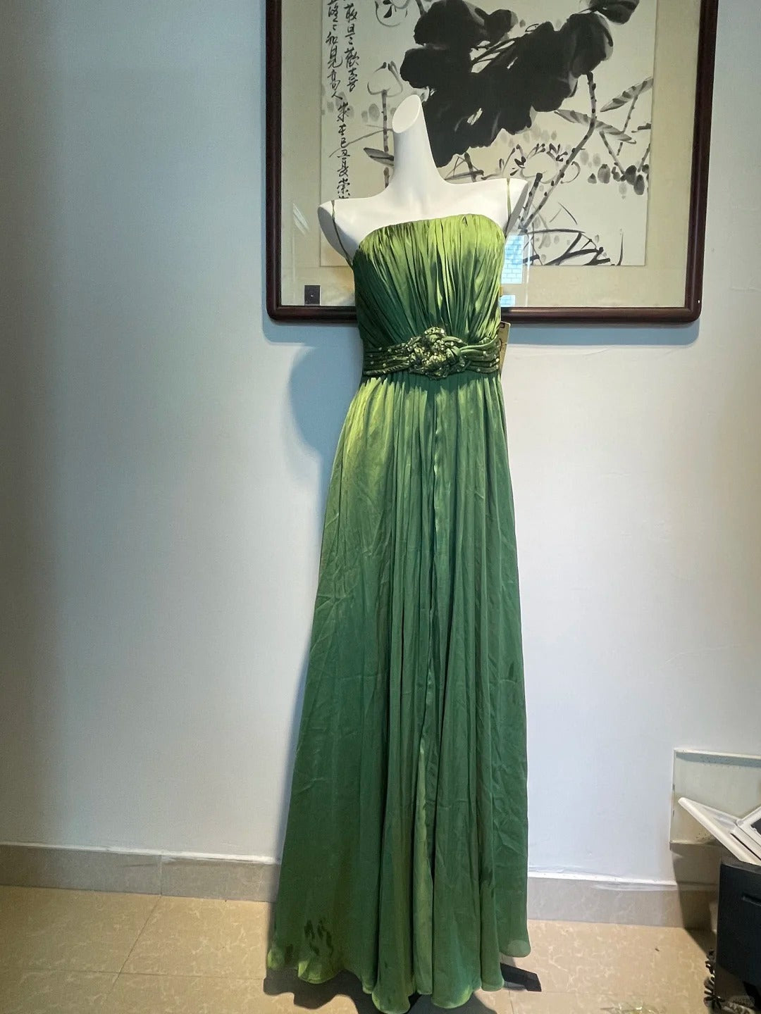 Élégante robe longue de bal, de soirée ou de demoiselle d'honneur en satin vert avec bretelles fines, plissée et ornée de perles, coupe évasée P4269