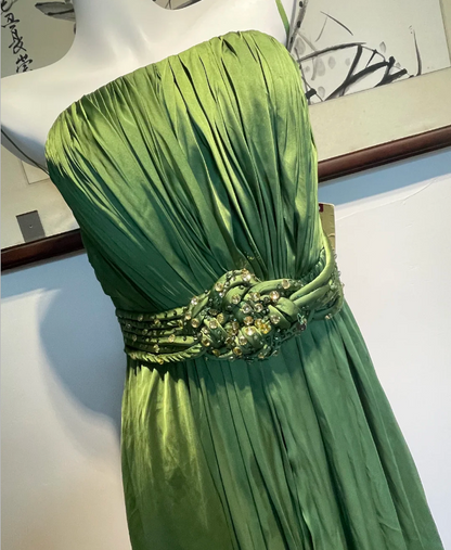 Élégante robe longue de bal, de soirée ou de demoiselle d'honneur en satin vert avec bretelles fines, plissée et ornée de perles, coupe évasée P4269