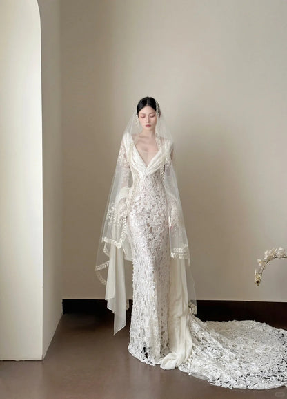 Elegantes weißes Meerjungfrauen-Brautkleid mit V-Ausschnitt und Spitze P4027
